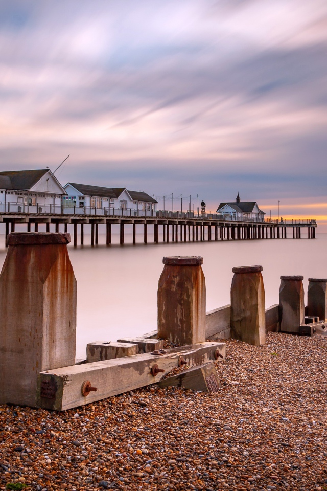 Дома на мосту в спокойной море на закате 