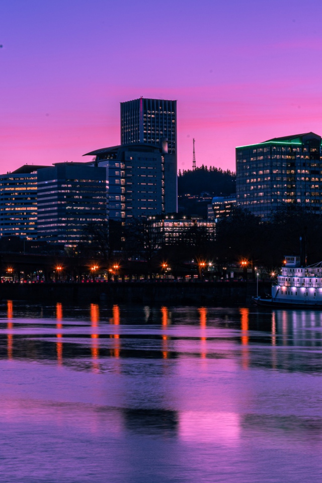 Сиреневый закат над ночным городом у реки