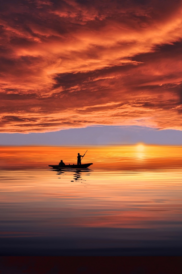 Низкое красное небо над морем на закате 