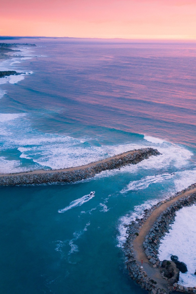 Розовый закат над океаном