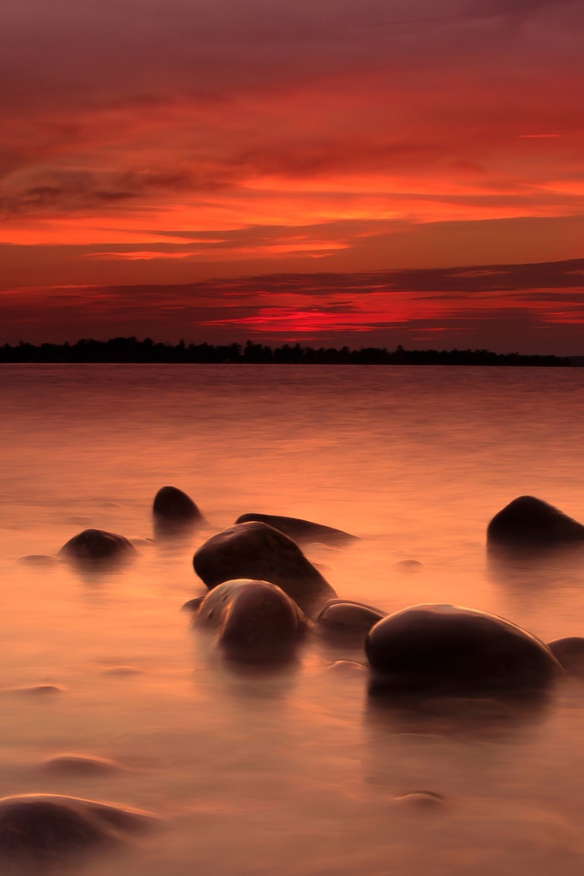Камни в речной воде на закате солнца 