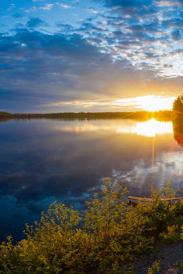 Закат солнца в небе над спокойным озером