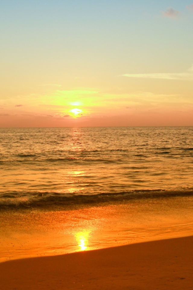 Закат солнца в небе над морем летом 