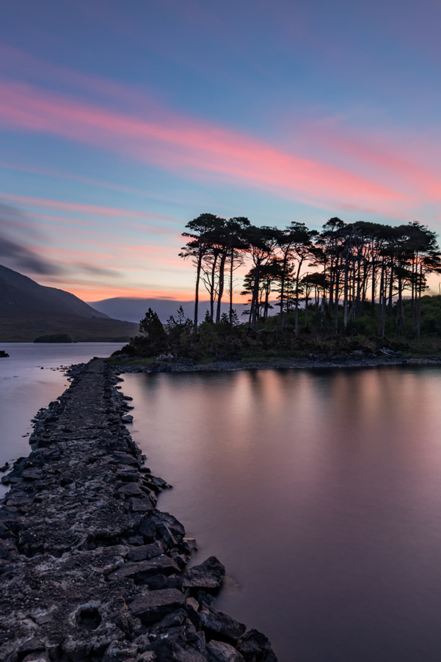 Дорога ведет к острову на фоне голубого заката