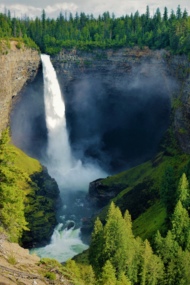 Водопад стекает с утеса в лесу, Канада 