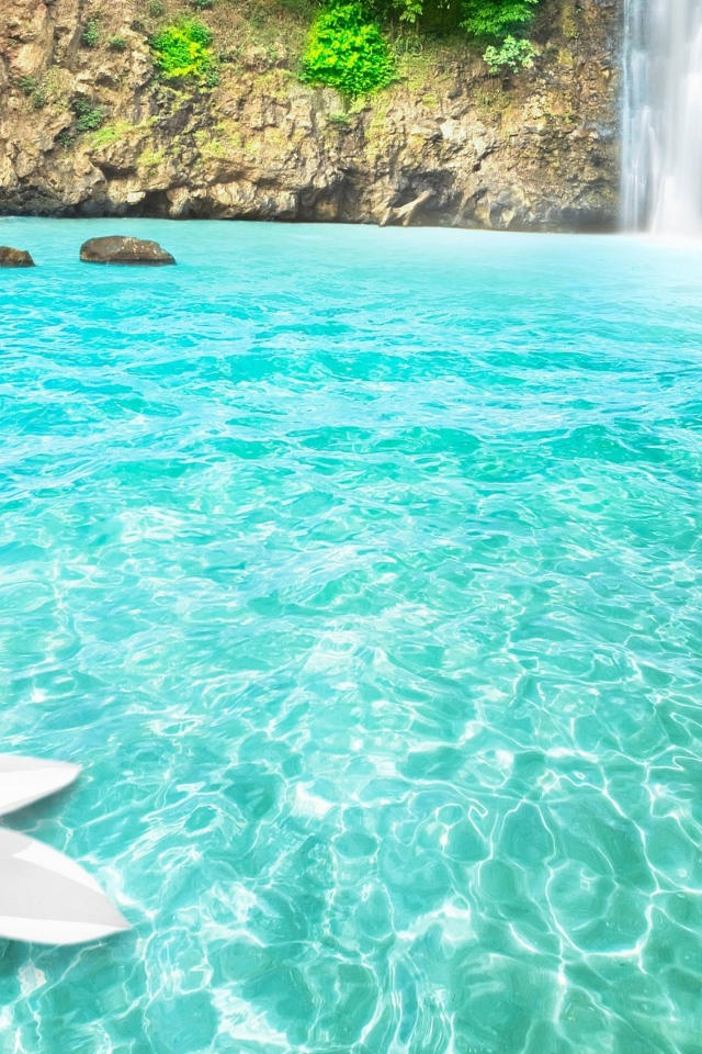 Большой белый цветок в голубой воде у водопада 