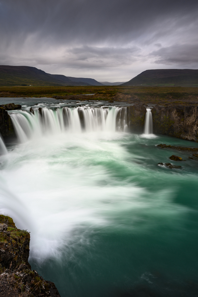 Пасмурное небо над водопадом 