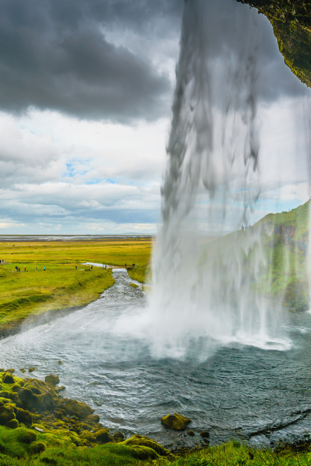 Водопад в Исландии стекает со скалы 