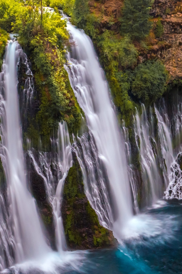 Быстрый водопад стекает с утеса, Калифорния