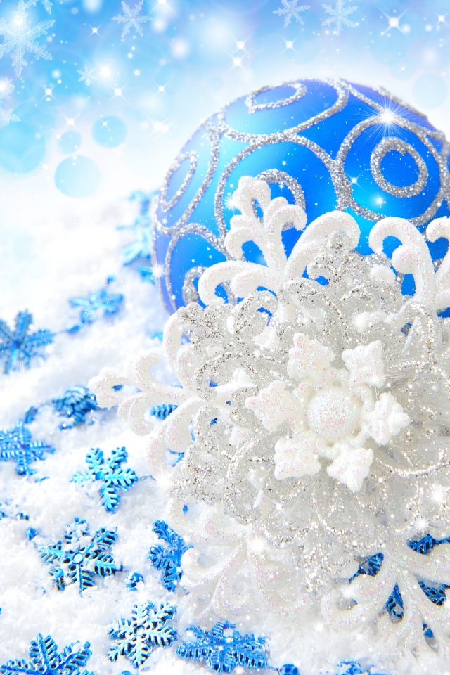 Красивые елочные шары со снежинками на голубом фоне на Новый год 