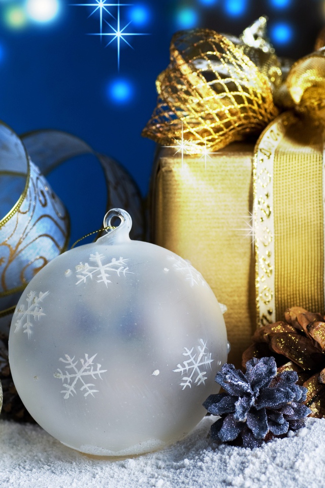 Красивые елочные игрушки и подарок крупным планом