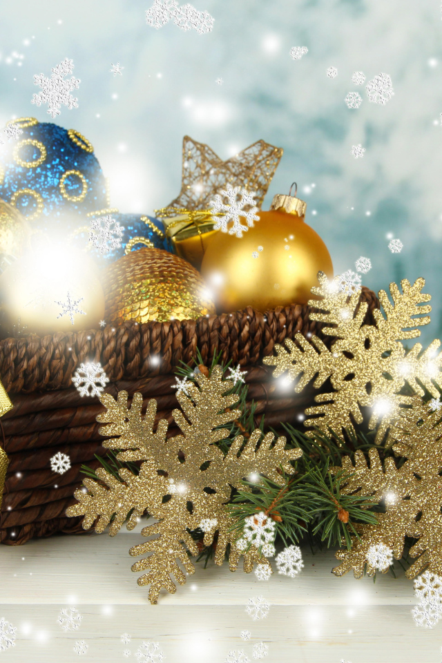 Красивые елочные игрушки в корзине на Новый год 2021