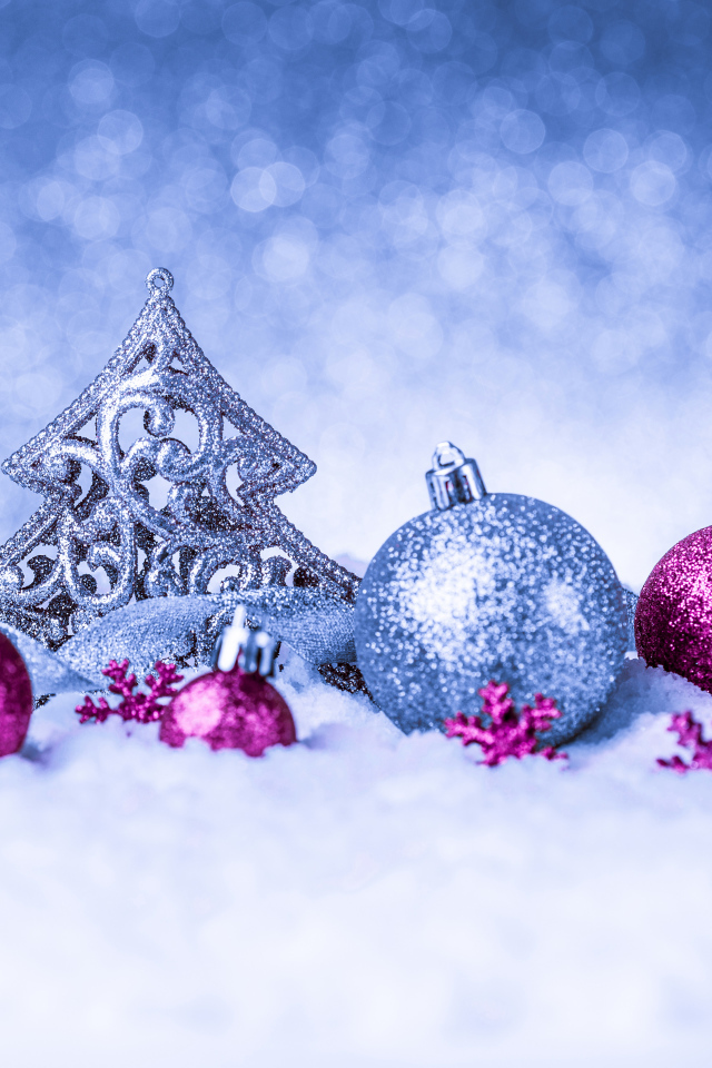 Красивые новогодние игрушки на снегу, фон для открытки 