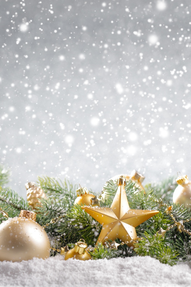 Красивые елочные игрушки с веткой, фон для новогодней открытки