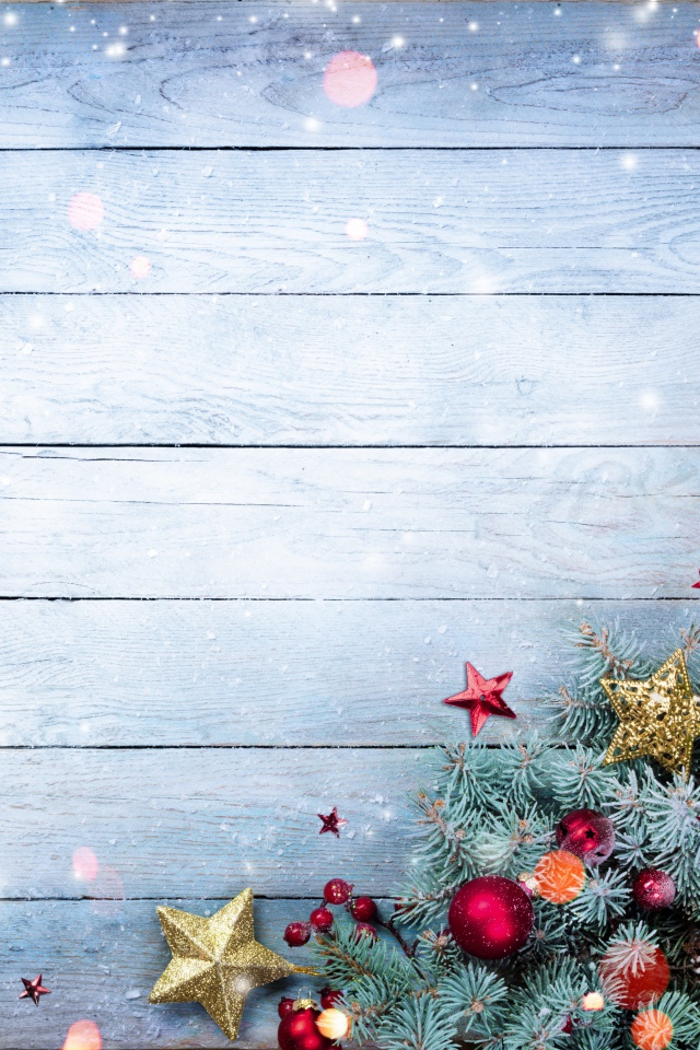 Красивый фон для новогодней открытки с еловой веткой и игрушками