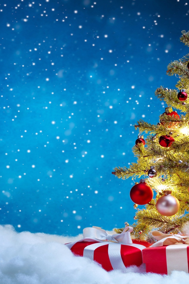 Красивая наряженная елка с подарками, фон для новогодней открытки