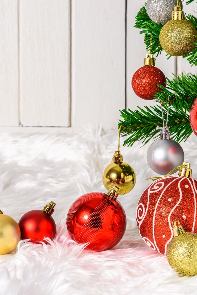 Красные и золотистые шарики с елкой на новый год 