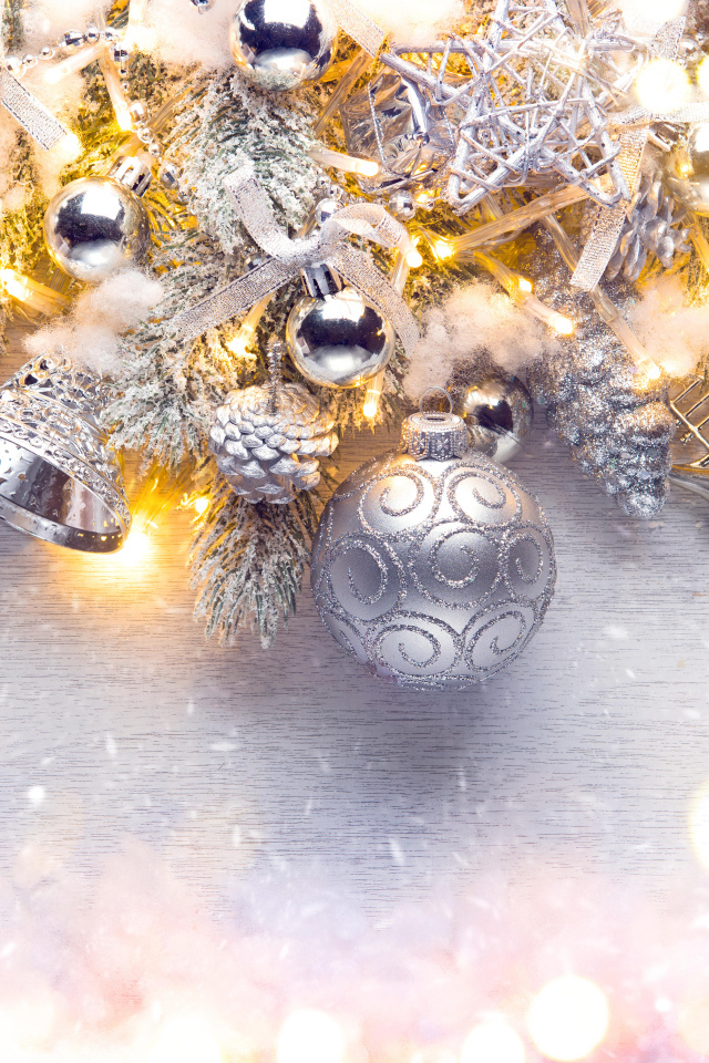 Серебристые елочные украшения на новый год 2021