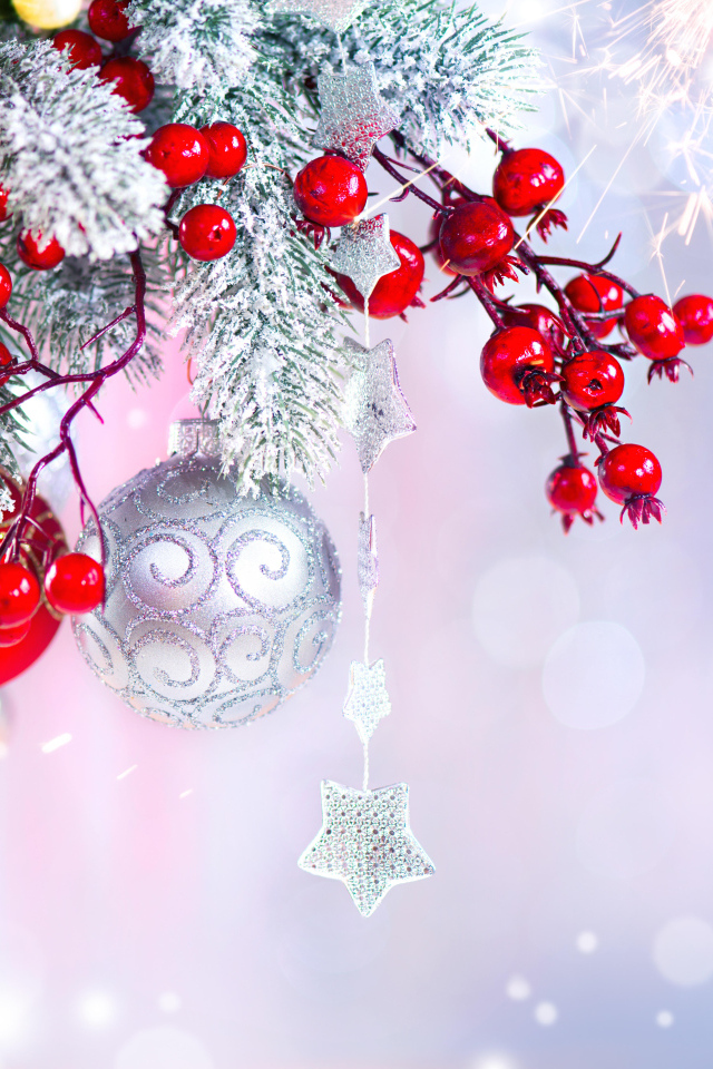 Заснеженная ветка с игрушками, фон для открытки на Новый год 