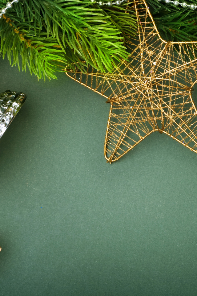 Шаблон для новогодней открытки с игрушками на зеленом фоне