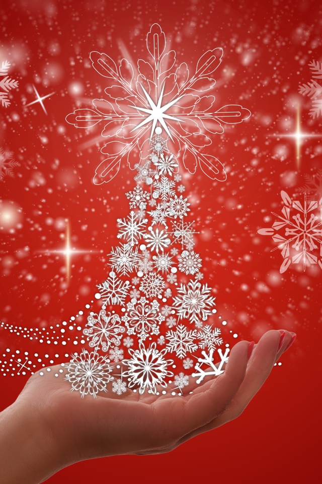 Белая елка из снежинок на руке на красном фоне 