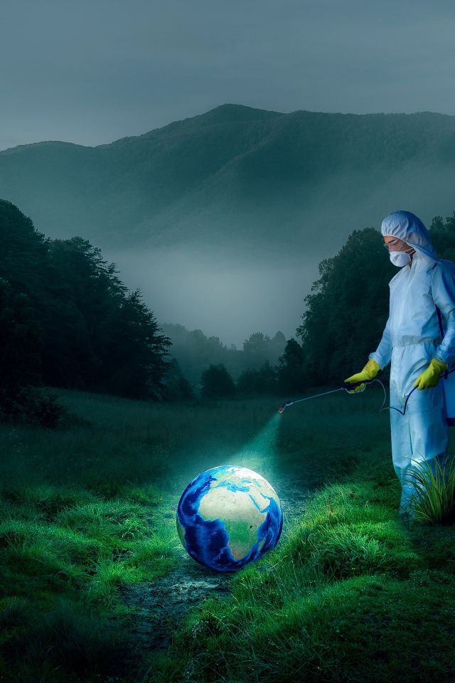 Мужчина обрабатывает землю от вирусов