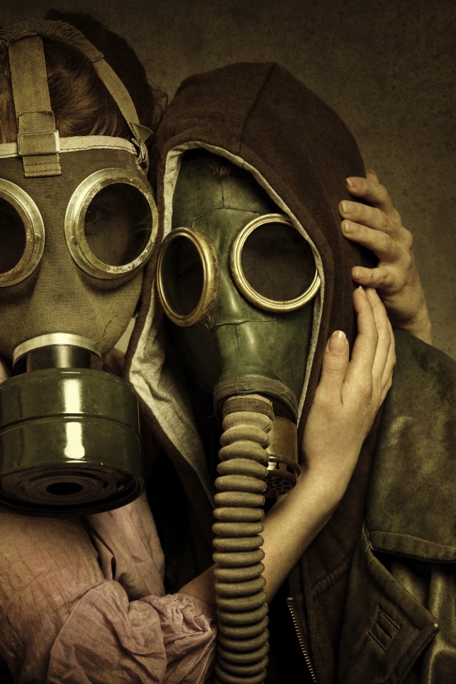 Пара в противогазах, защита от пандемии covid-19