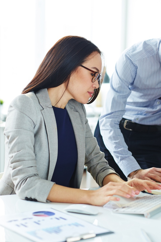 Деловая девушка и парень в офисе 