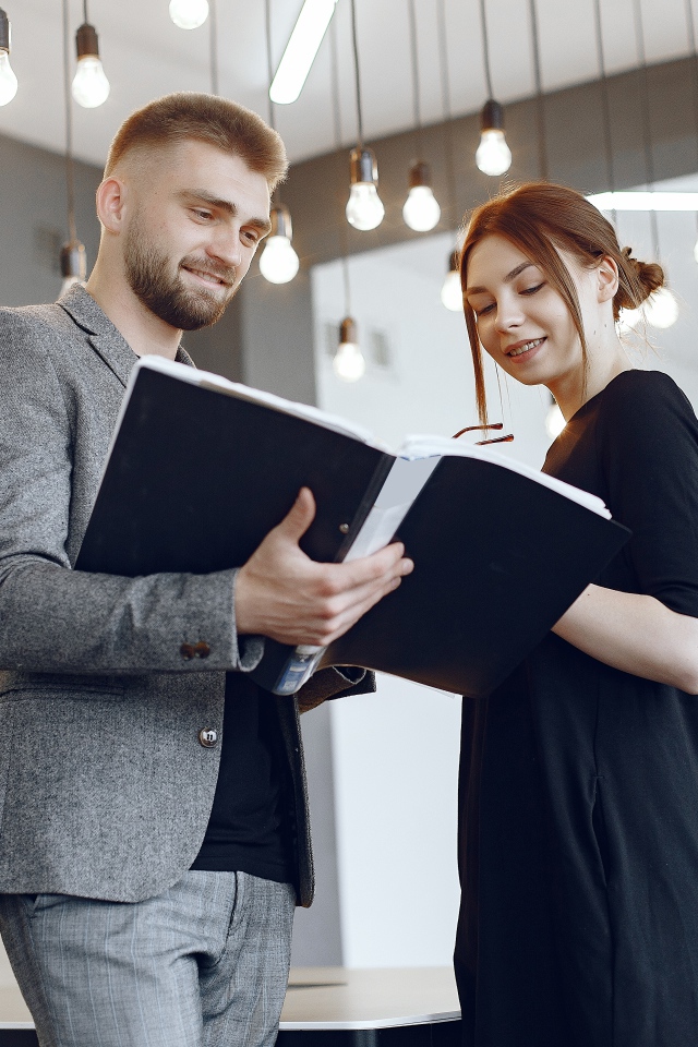 Мужчина и девушка с договором в офисе