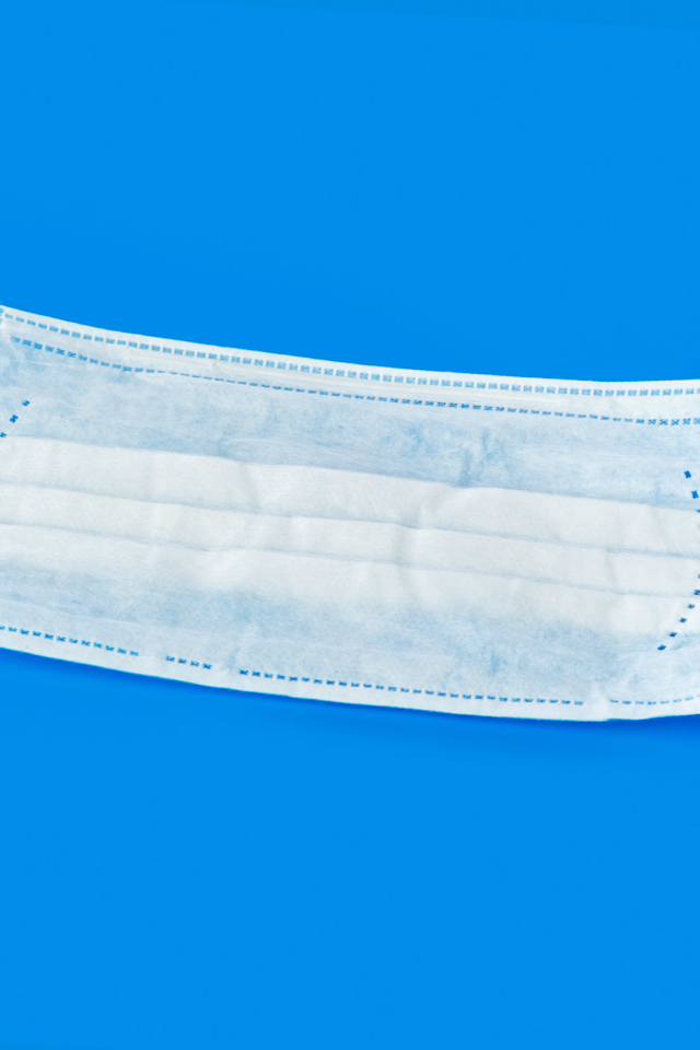 Медицинская маска на голубом фоне