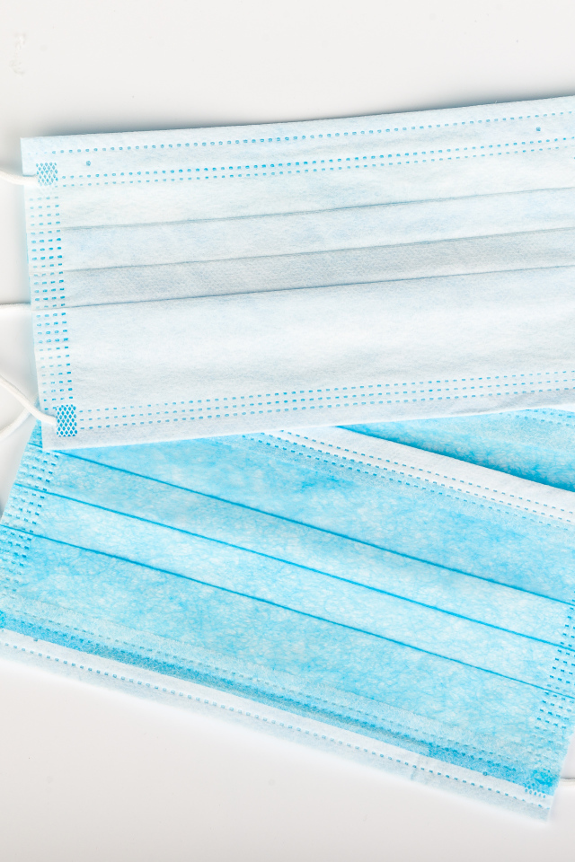 Медицинские маски на сером фоне, коронавирус covid-19