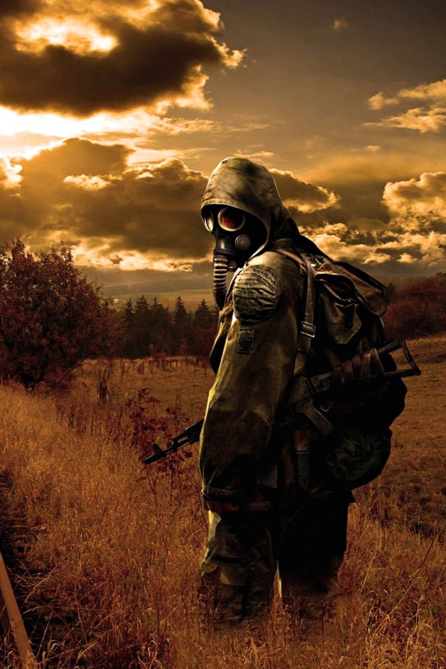 Сталкер в противогазе на рельсах, коронавирус 2020