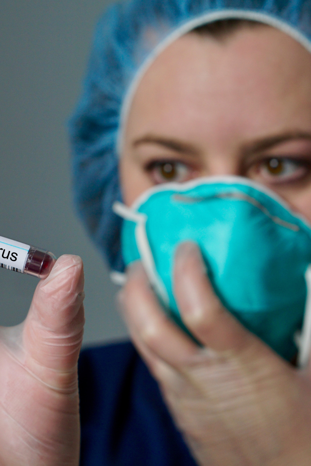 Врач держит положительный анализ на коронавирус covid-19