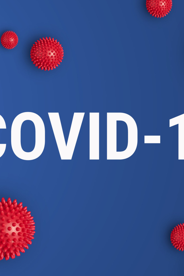 Белая надпись covid-19 и бактерии коронавируса на голубом фоне