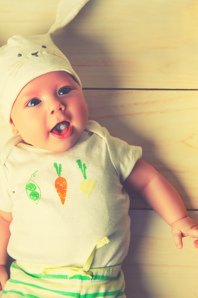 Грудной ребенок в костюме зайца 