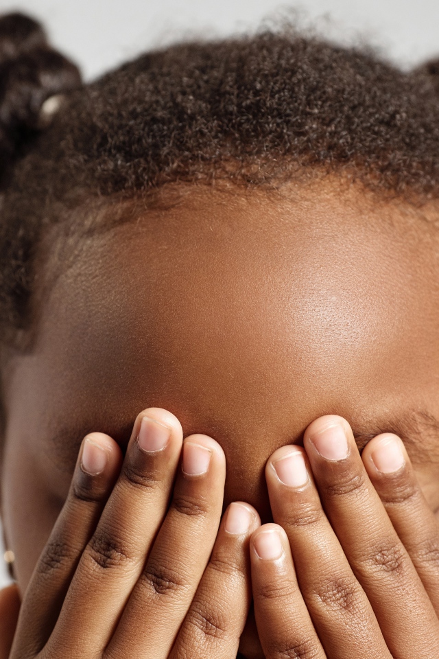 Темнокожая девочка закрыла глаза 