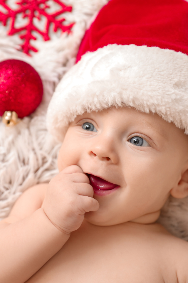 Милый малыш в красной шапке Санта Клауса 