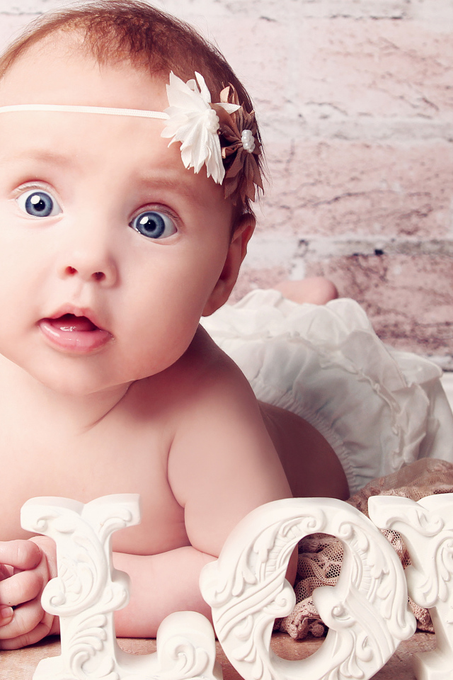 Милый голубоглазый ребенок с надписью любовь 