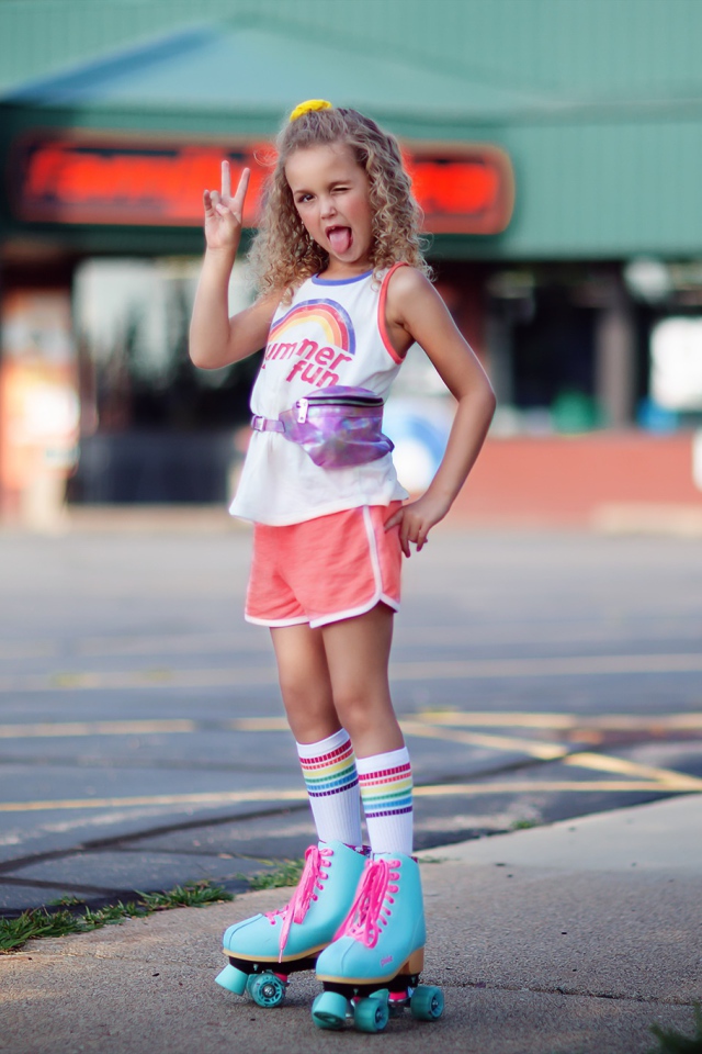 Модная маленькая девочка на роликах 