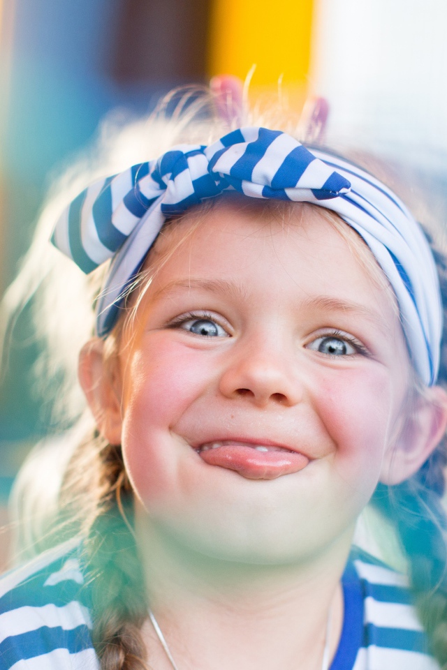 Забавная маленькая девочка с повязкой на голове