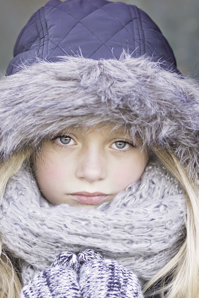 Девочка в теплой куртке зимой