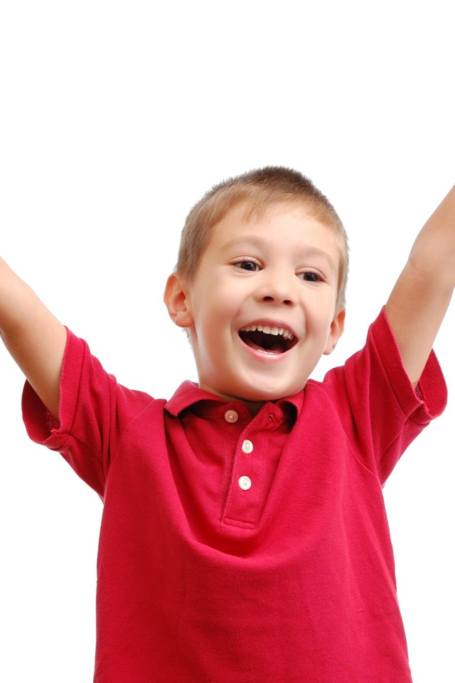 Счастливый мальчик в красной рубашке на белом фоне