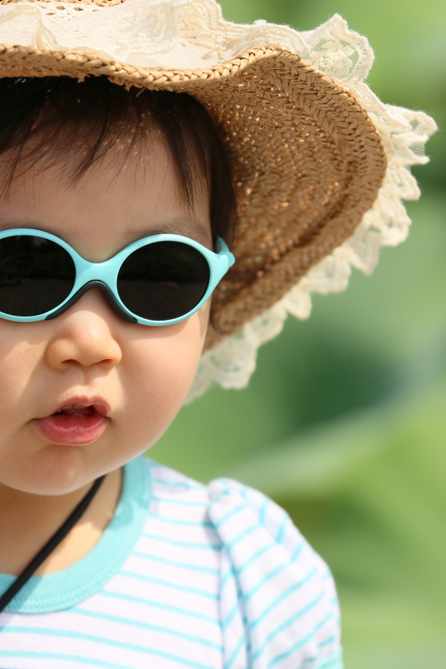 Маленький ребенок азиат в очках и панаме 