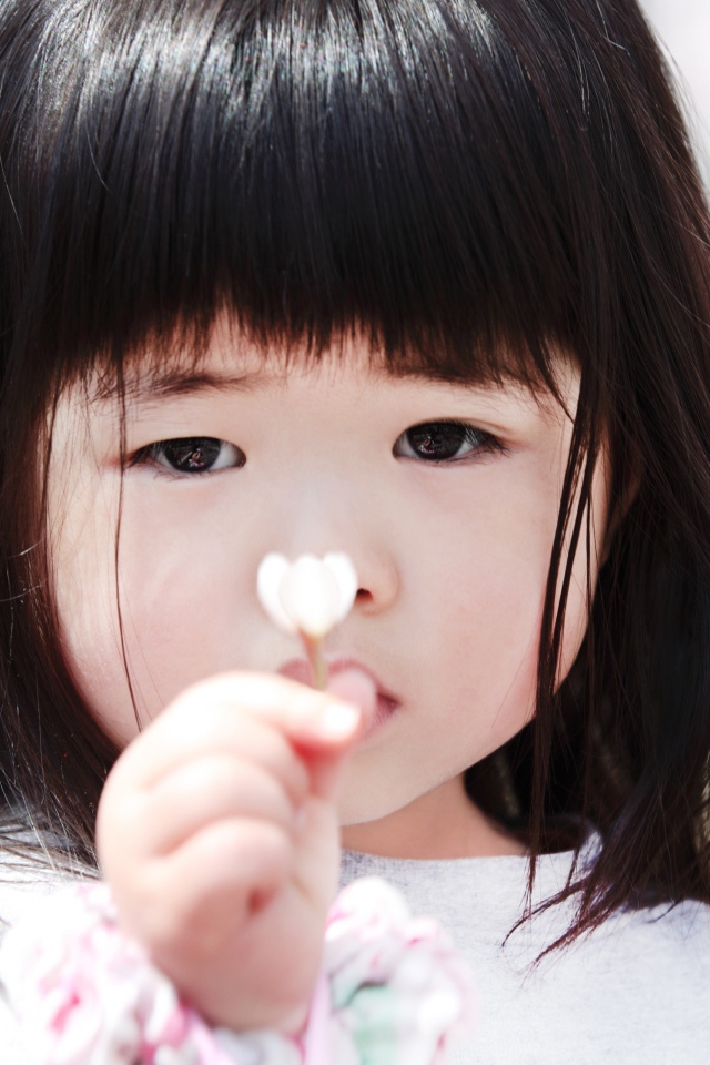 Маленькая девочка азиатка с цветком