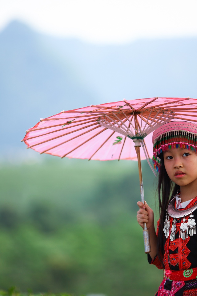 Маленькая девочка азиатка с розовым зонтом