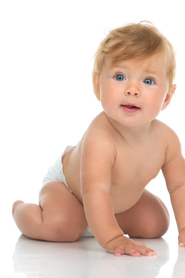 Маленький голубоглазый ребенок на белом фоне