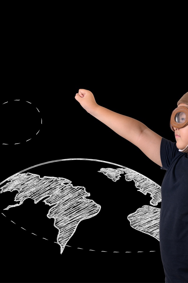 Маленький мальчик мечтает стать летчиком