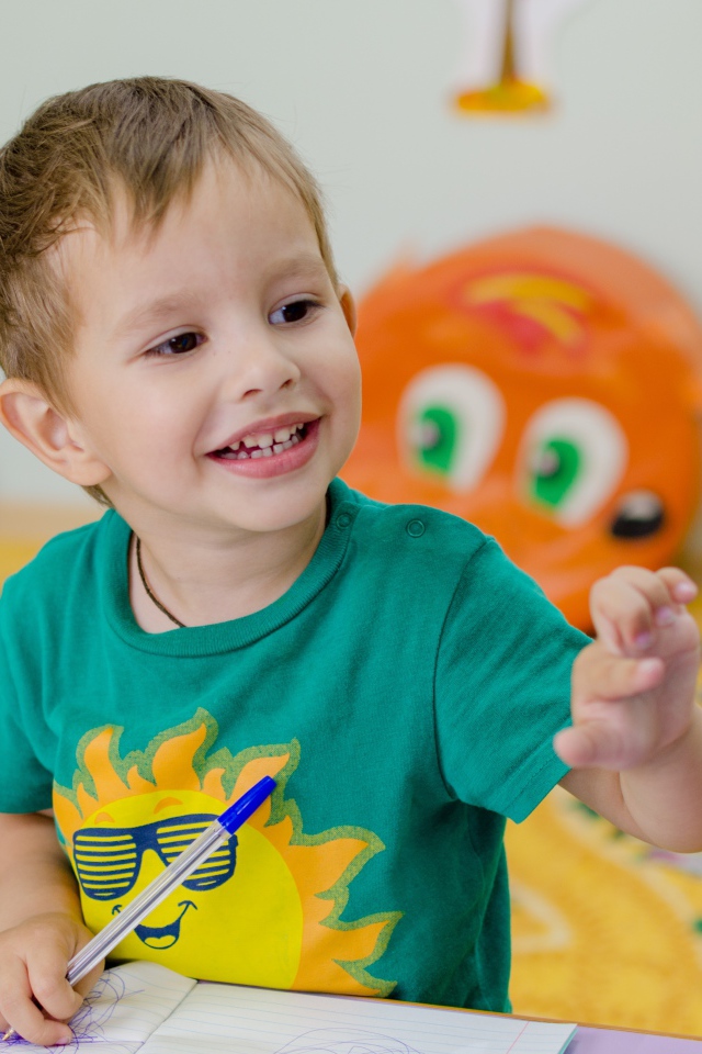 Маленький мальчик изучает глобус 