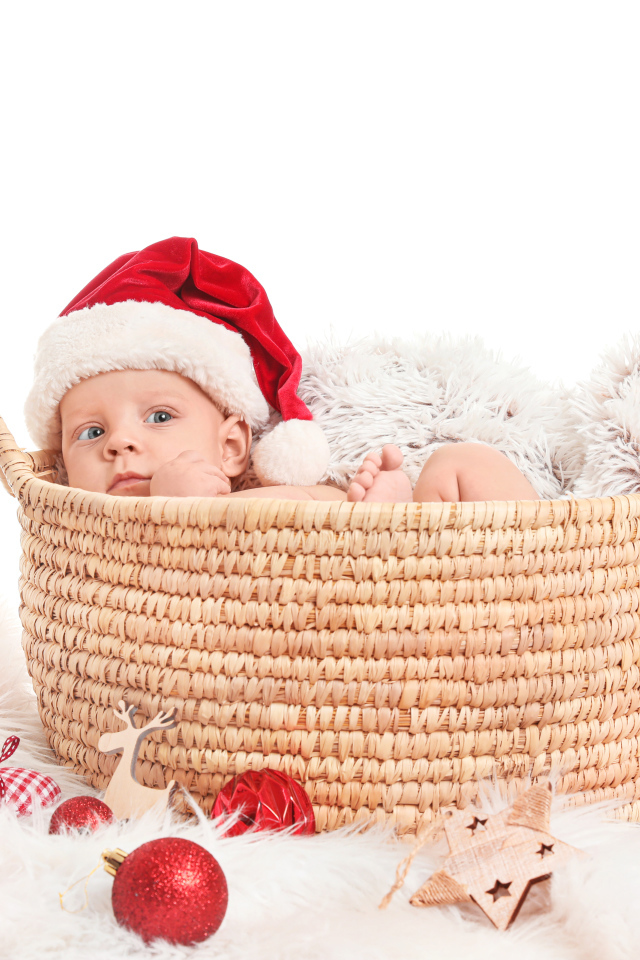 Маленький ребенок в корзине с подарками на новый год 
