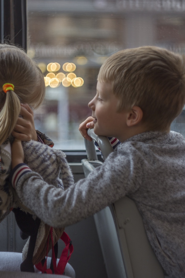 Маленькие девочка и мальчик сидят в автобусе 